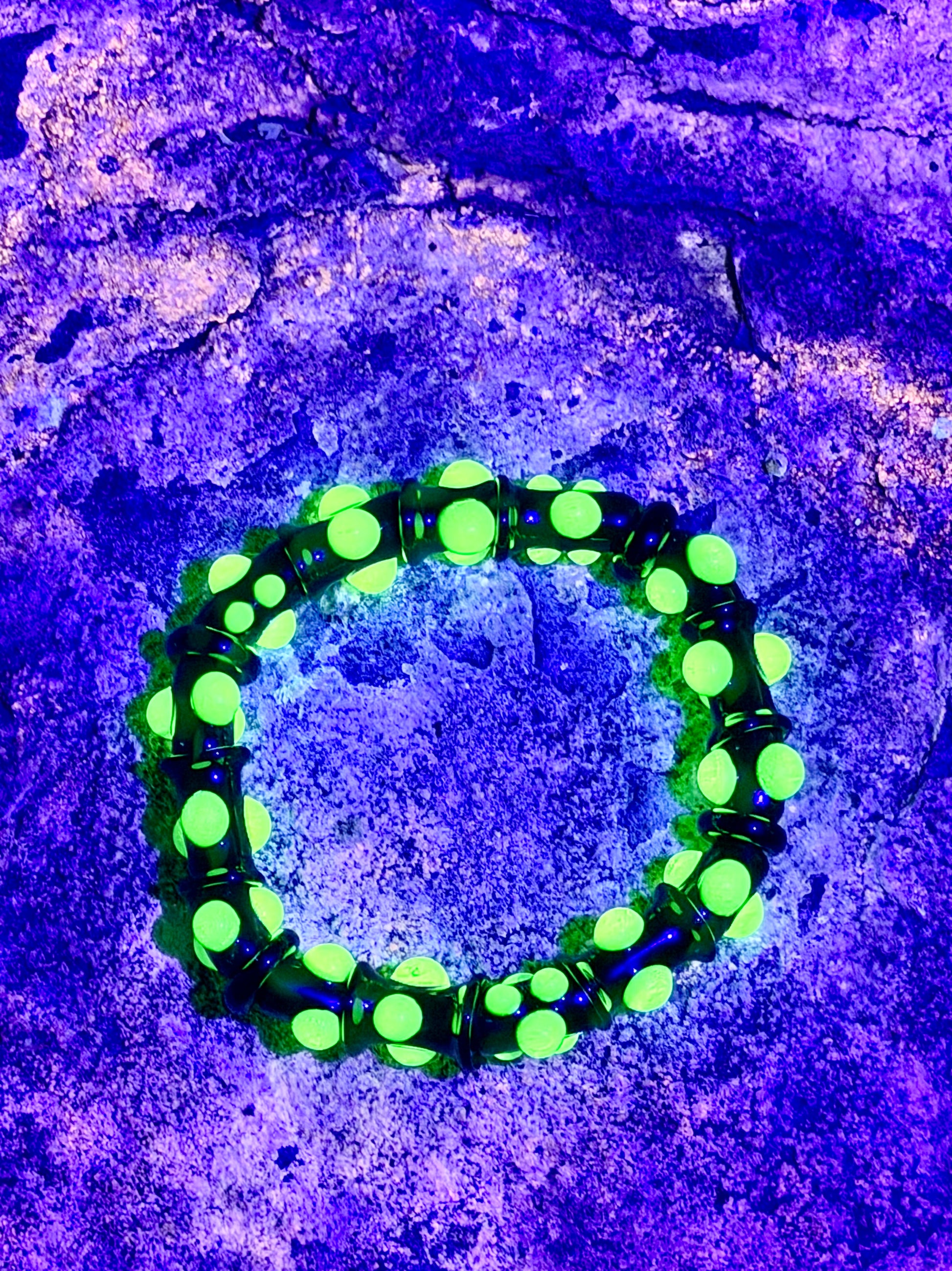 Black UV Reactive Green Dot Glass Bracelet – Glows Green Under Black Light - JeffBeckerGlass.com