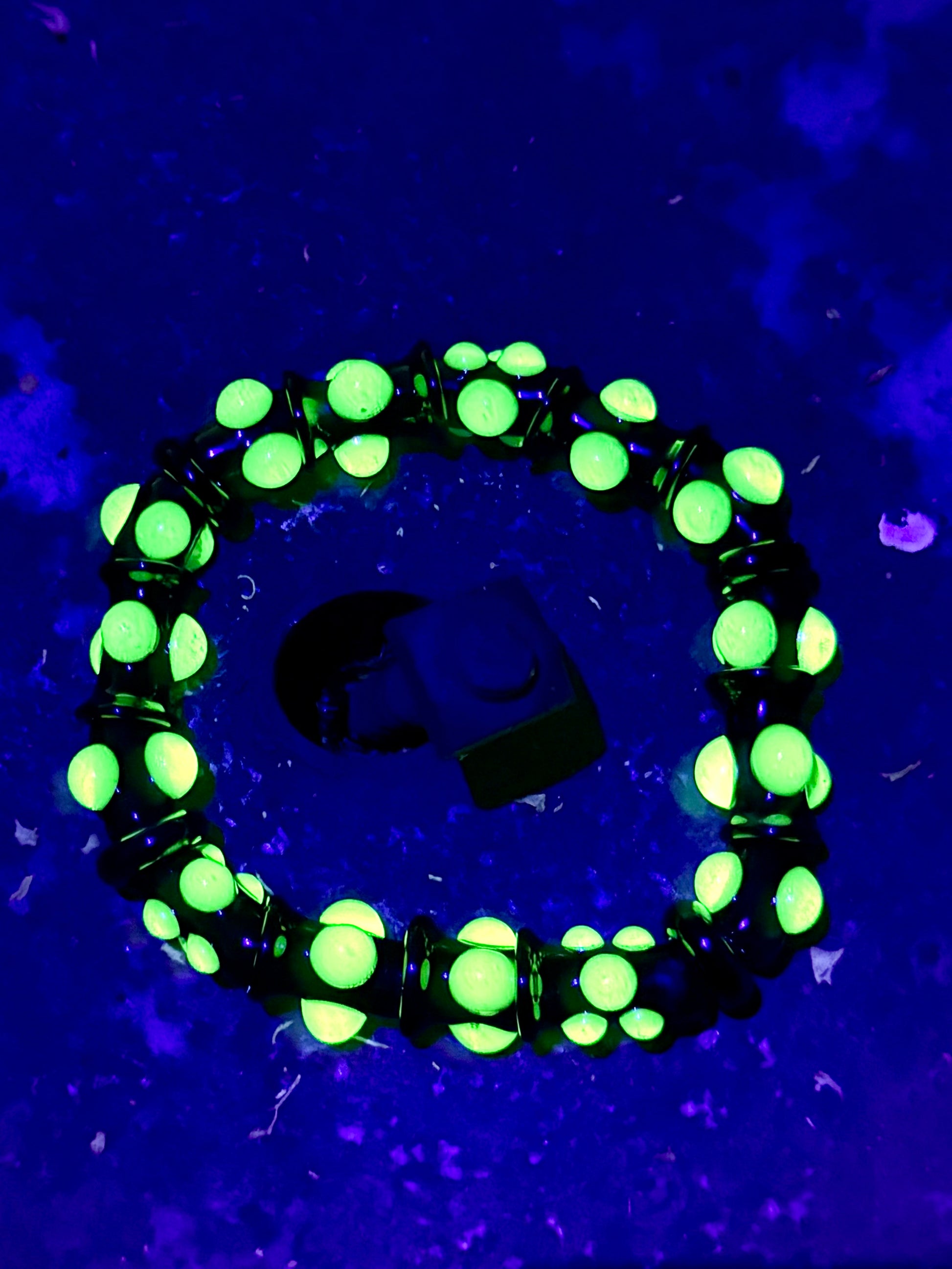 Black UV Reactive Green Dot Glass Bracelet – Glows Green Under Black Light - JeffBeckerGlass.com