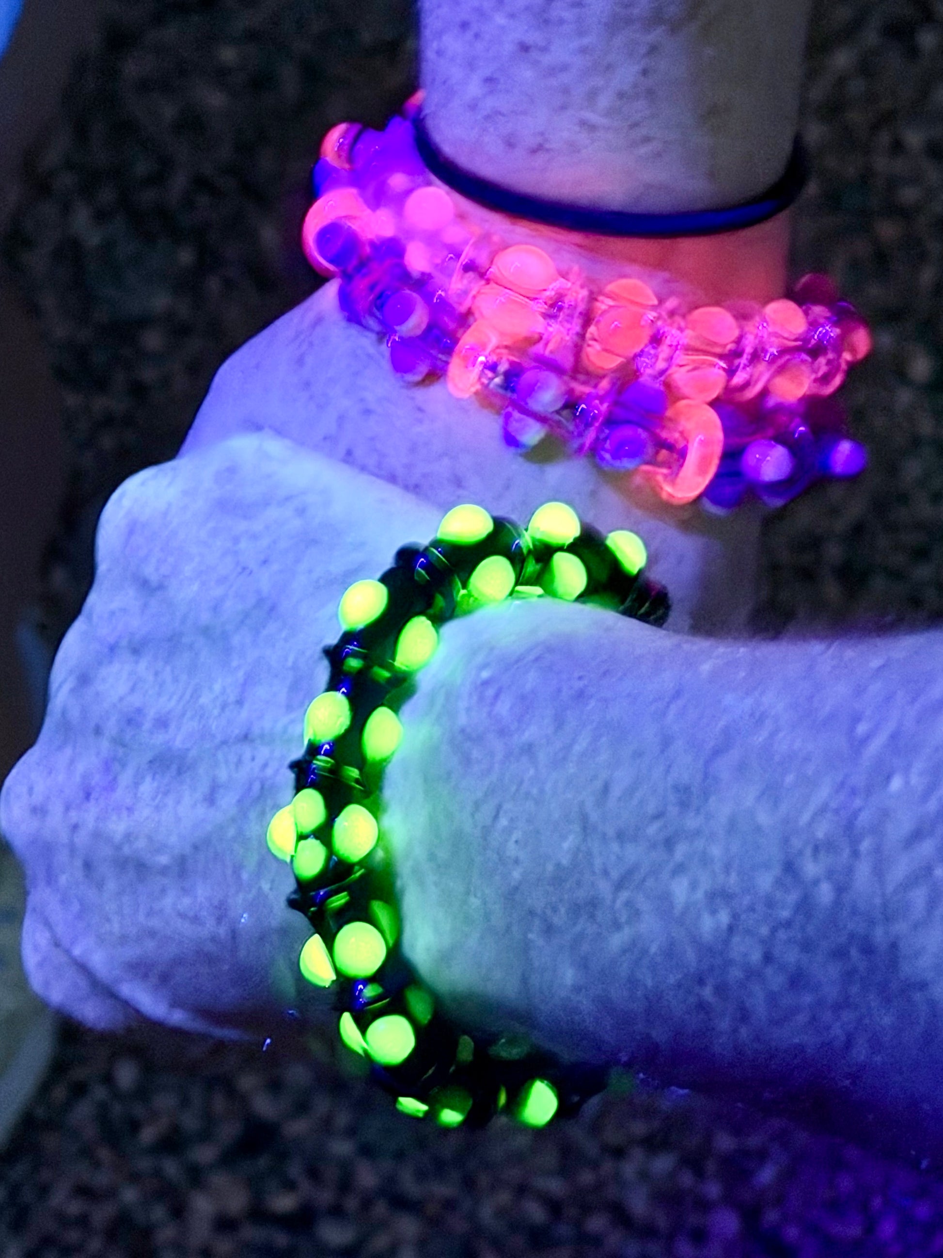 Black UV Reactive Green Dot Glass Bracelet – Glows Green Under Black Light - JeffBeckerGlass.com