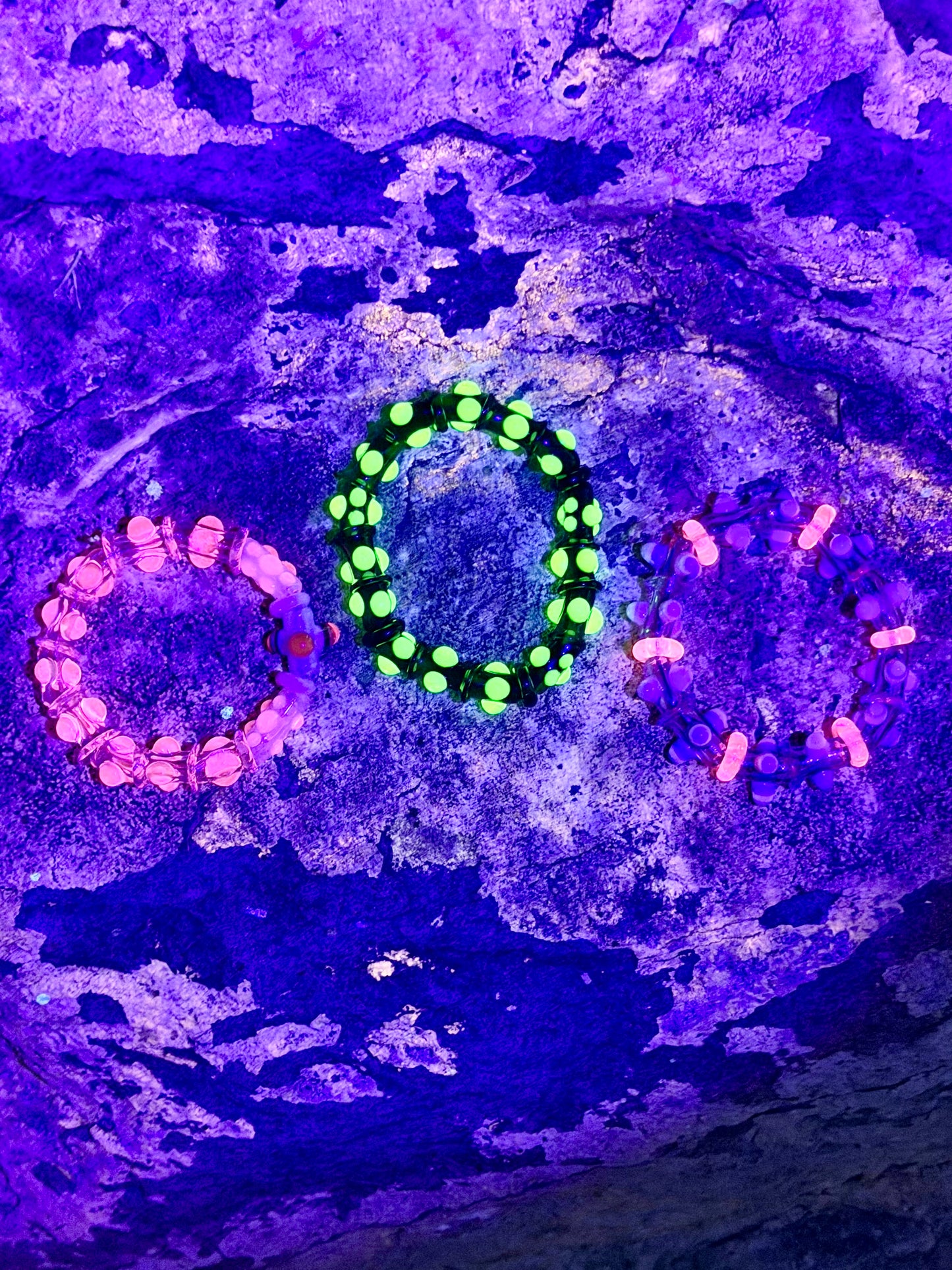 7inch Pink UV Reactive Glass Bracelet – Glows Pink Under Black Light