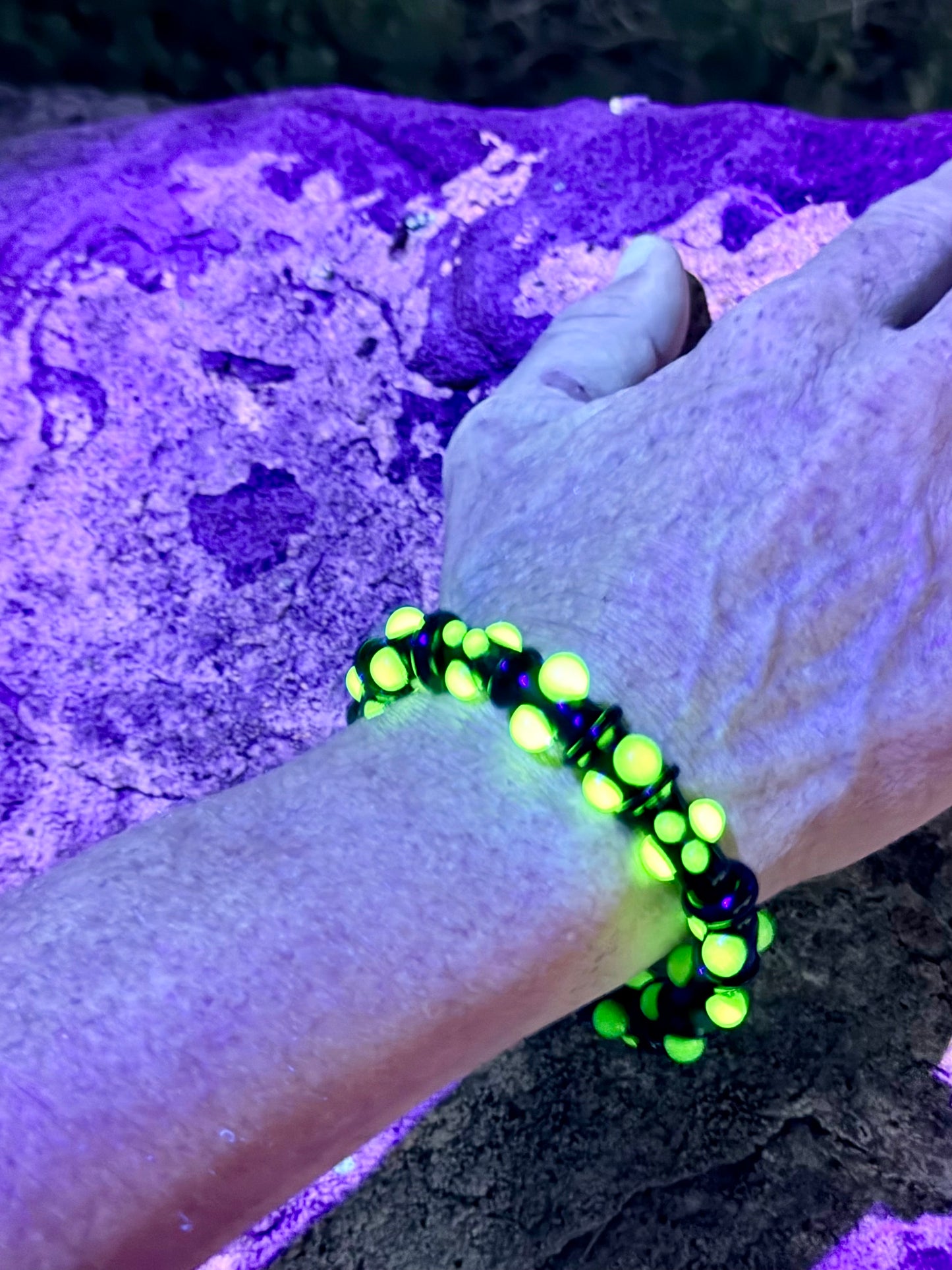 Black UV Reactive Green Dot Glass Bracelet – Glows Green Under Black Light - JeffBeckerGlass.com