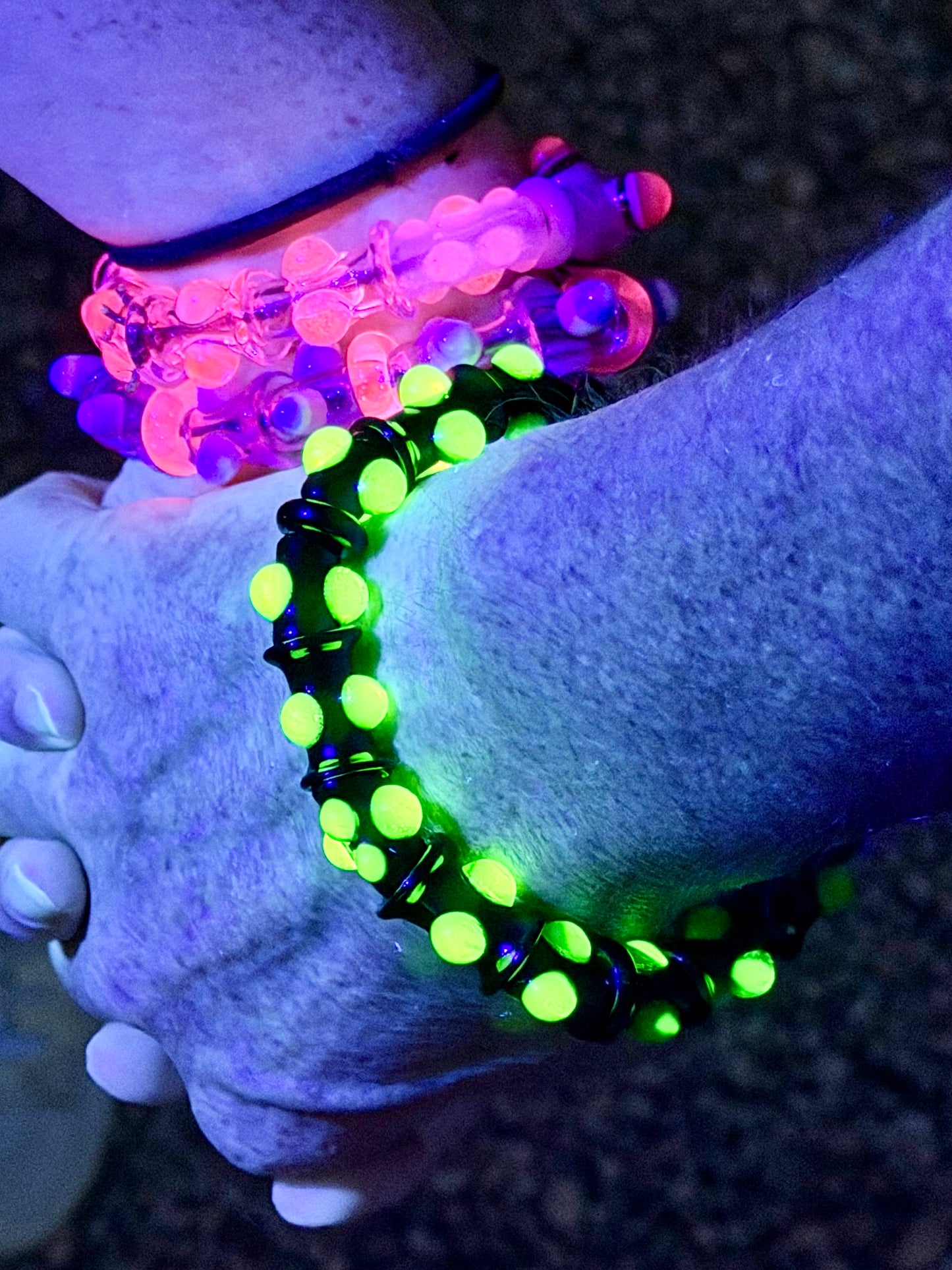 Black UV Reactive Green Dot Glass Bracelet – Glows Green Under Black Light - JeffBeckerGlass.com