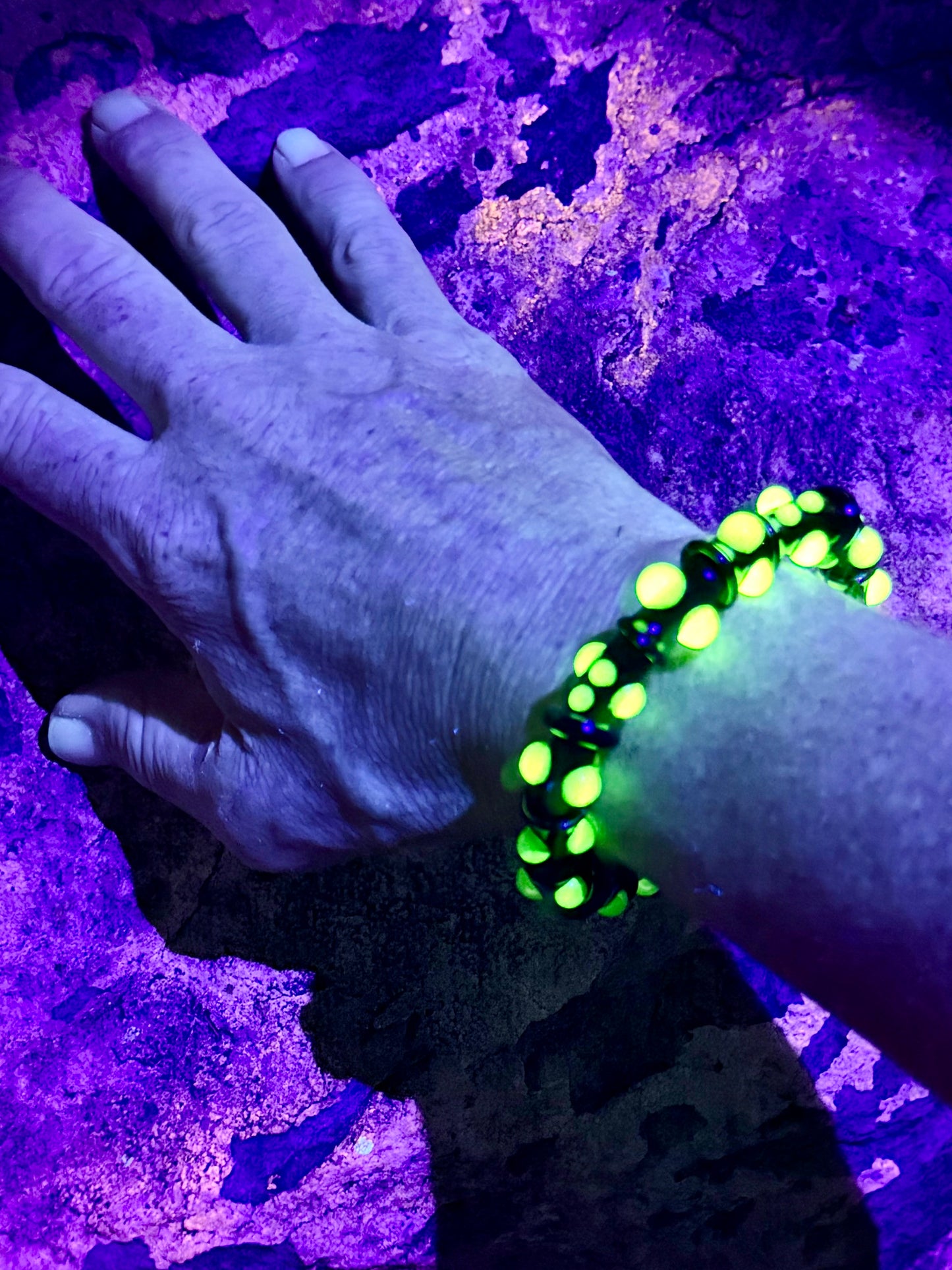 Black UV Reactive Green Dot Glass Bracelet – Glows Green Under Black Light - JeffBeckerGlass.com
