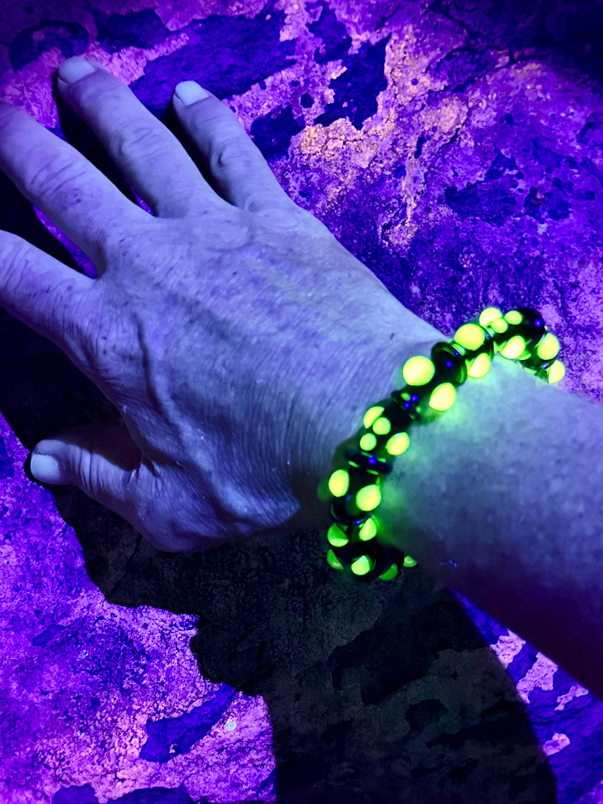 Black UV Reactive Green Dot Glass Bracelet – Glows Green Under Black Light - JeffBeckerGlass.com