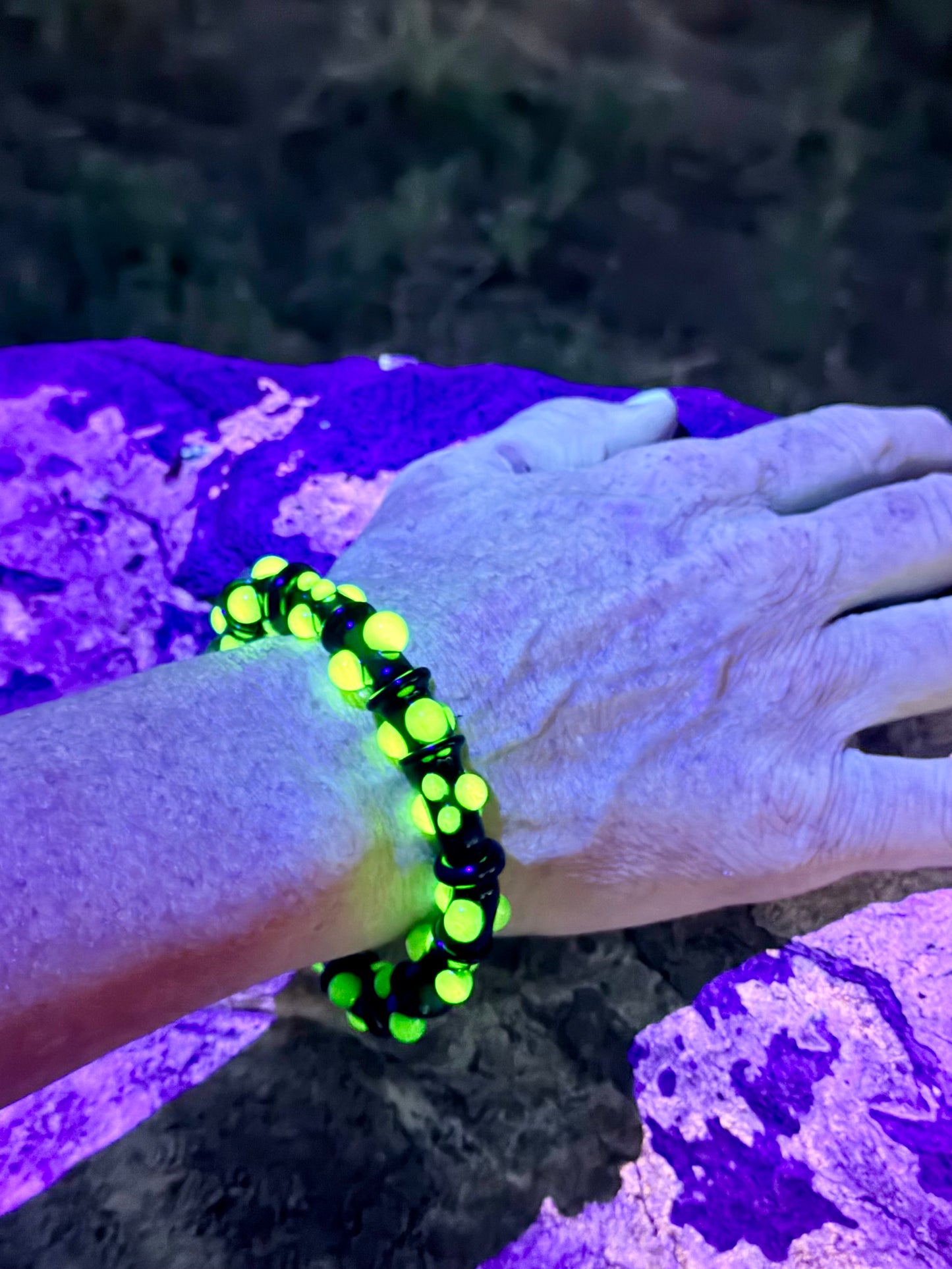 Black UV Reactive Green Dot Glass Bracelet – Glows Green Under Black Light - JeffBeckerGlass.com